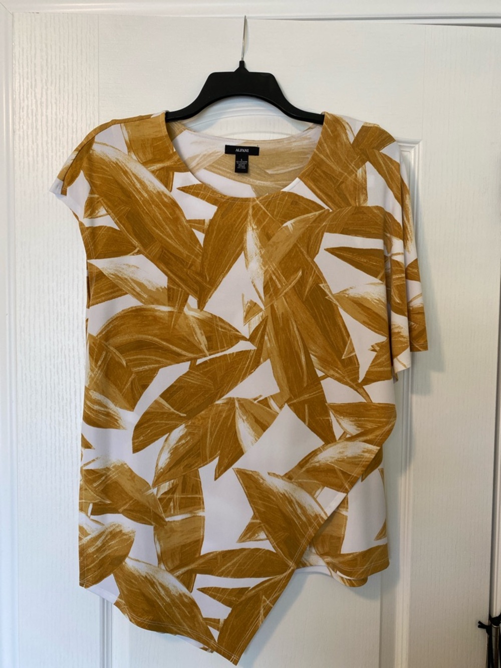 Alfani White Top with Mustard Brushstroke Print
